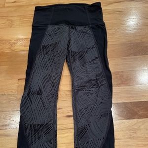 Athleta Black and Grey Patterned Capris